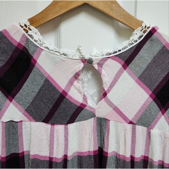 Torrid Top Womens 3X Pink Purple Plaid Crinkle Gauze Crochet Lace Short Sleeve - Picture 4 of 7
